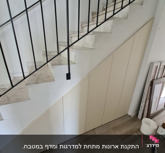 ארון מתחת למדרגות עם כלים לעבודת נגרות